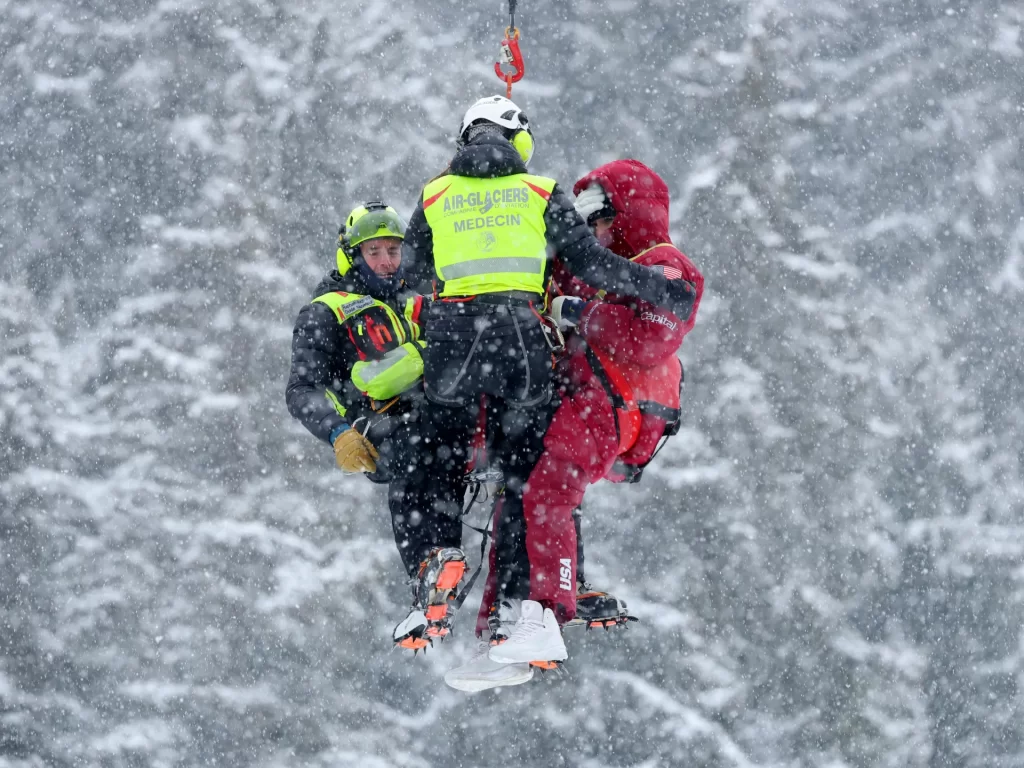 Vonn airlifted to hospital after crash at cancelled final pre-Olympic race