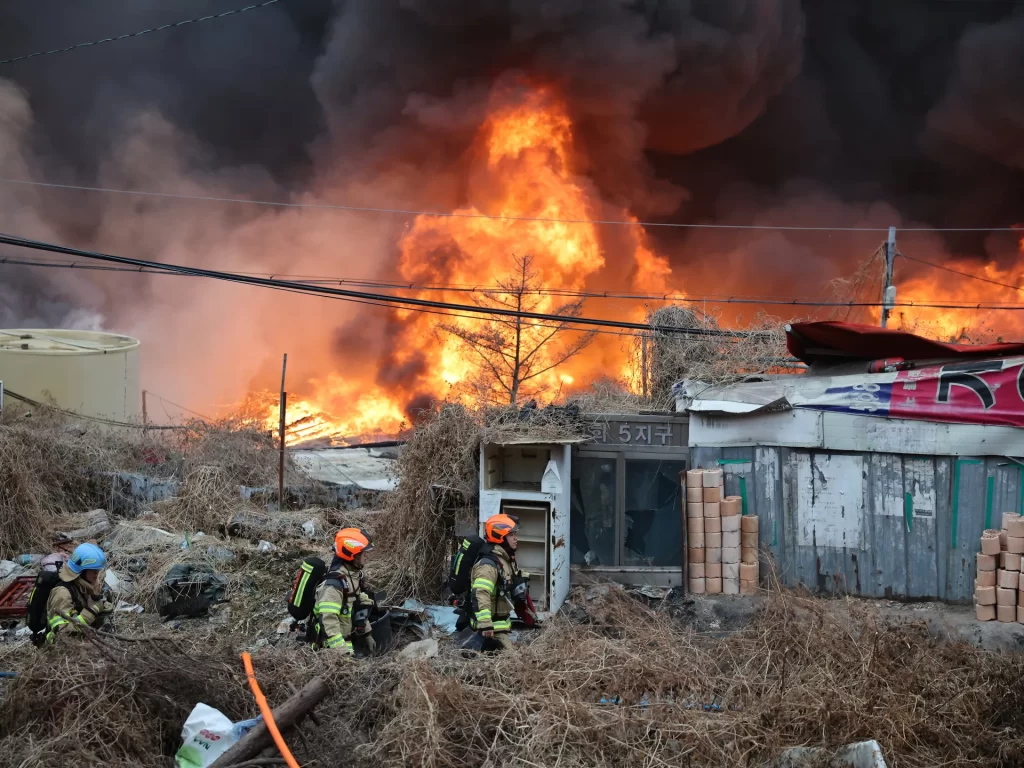 Residents flee as fire devastates Seoul shanty town Residents flee as fire devastates Seoul shanty town