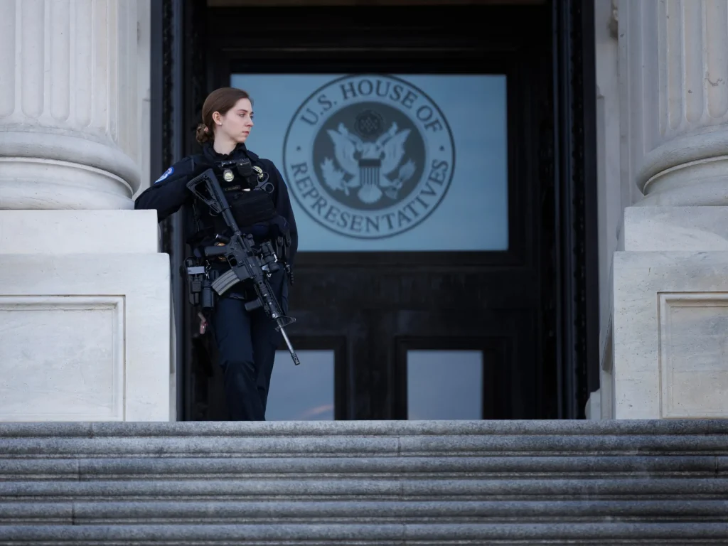 Man with shotgun running towards US Capitol building arrested by police Man with shotgun running towards US Capitol building arrested by police
