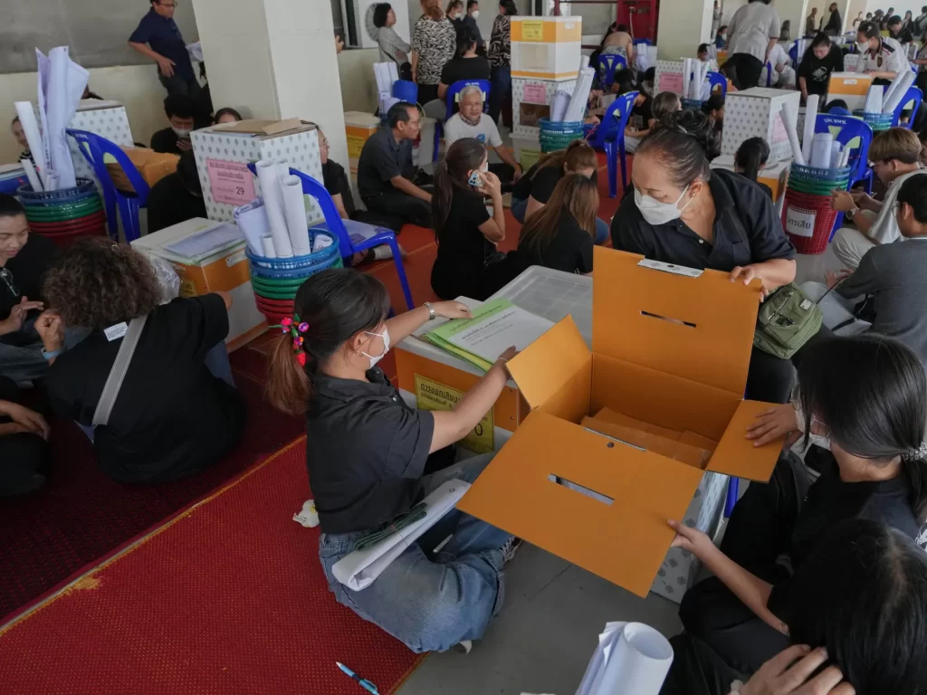 Polls open in Thailand with three main parties vying for power Polls open in Thailand with three main parties vying for power